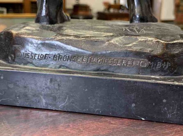 Giessereiaufdruck der Bronzestatuette eines Handwerkers von August Bischoff