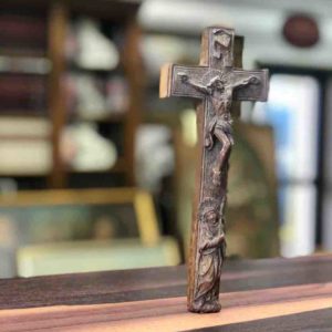 Stehendes mit Reliquien gefülltes Holzkreuz