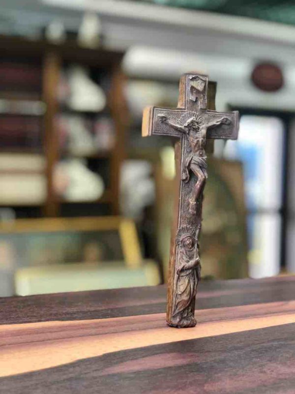 Stehendes mit Reliquien gefülltes Holzkreuz