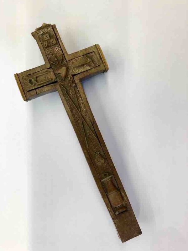 Mit Reliquien gefülltes Holzkreuz von hinten