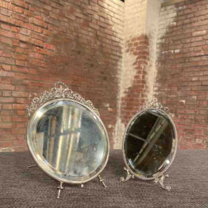 Zwei kleine stehende Silberspiegel