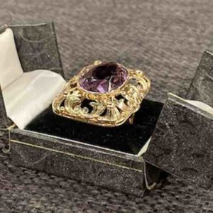 Ring mit Amethyst in einer Ringschachtel