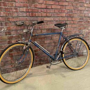 Blaues Fahrrad der Firma Miele mit gelben Reifen