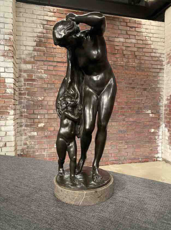 Bronzefigur mit Mutter und Kind