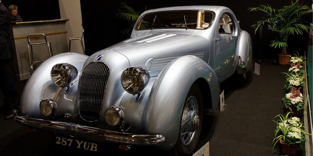 Historisches Auto im Art Deco Stil