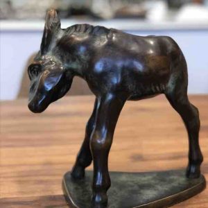 Junger Esel als Bronzefigur