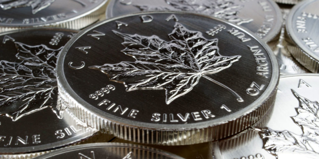 Silberne kanadische Anlagemünzen auf einem Haufen