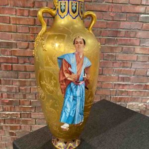 Goldene Vase aus Porzellan