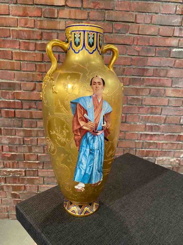 Goldene Vase aus Porzellan