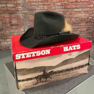 Schwarzer Hut auf einem Karton