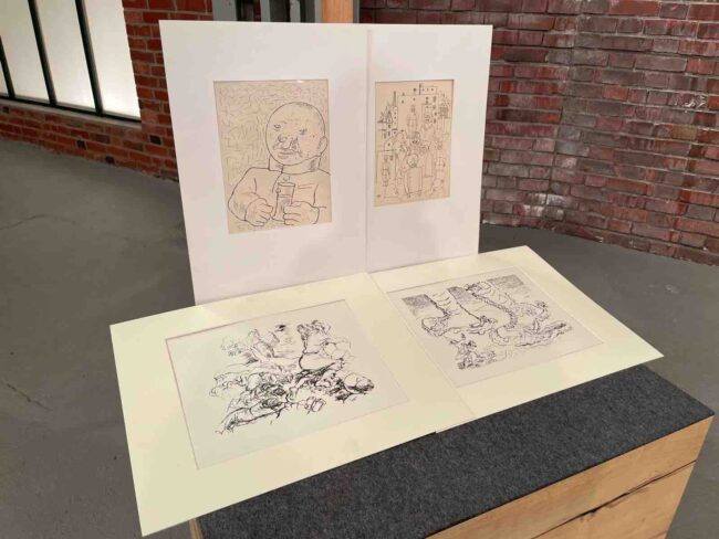 Vier Lithografien auf einem Tisch