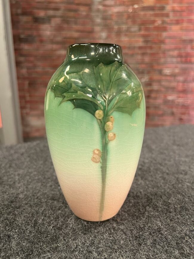Frontansicht der Vase mit Stechpalmendekor