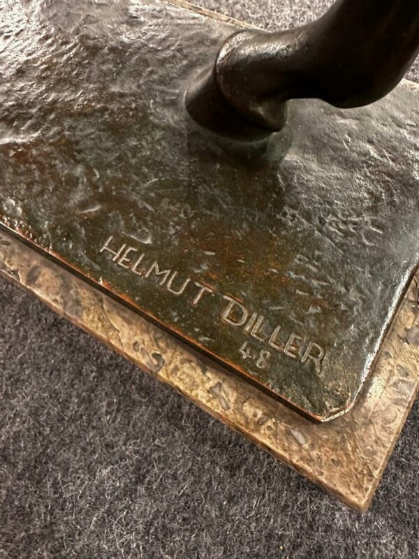 Signatur Helmut Diller auf dem Sockel einer Bronzefigur