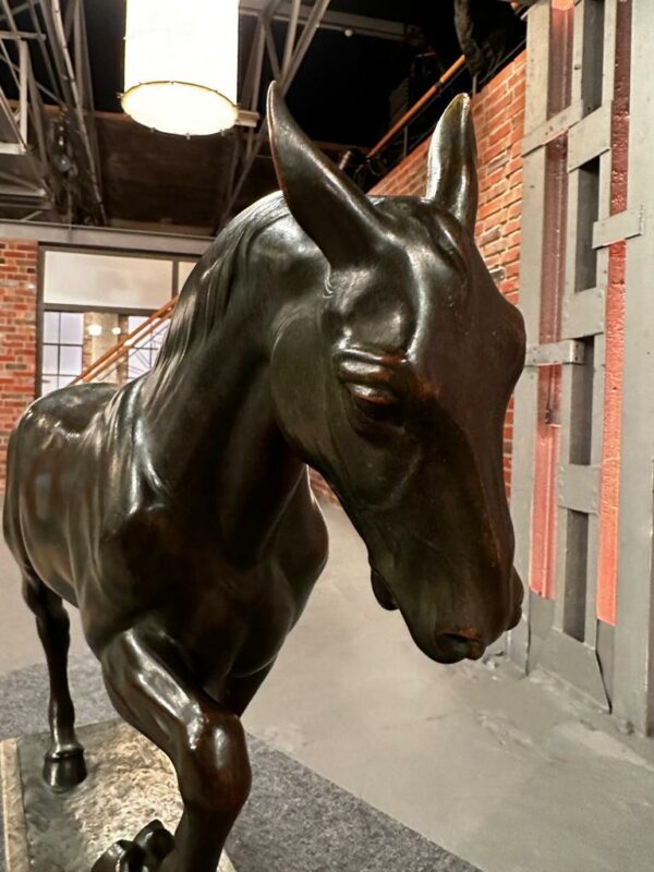 Nahaufnahme eines Pferdekopf von einer Bronzeskulptur