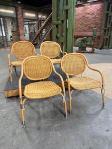 Vier Rattanstühle im Innenraum
