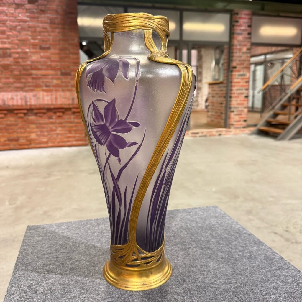 Jugendstil Glasvase mit Blüten
