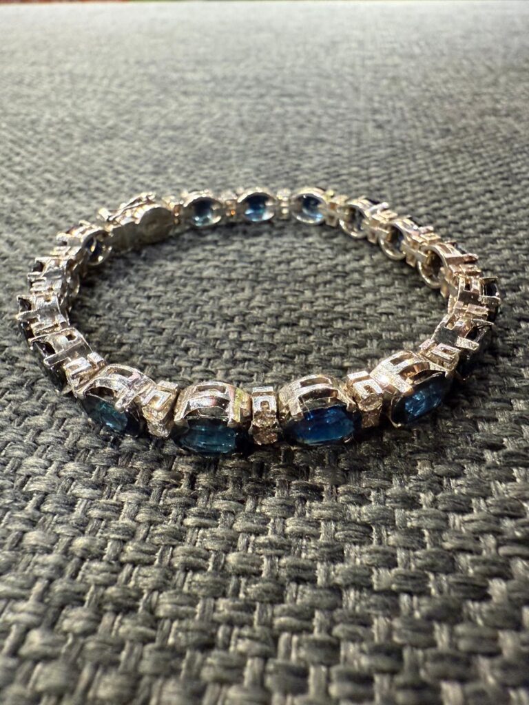 Tennisarmband mit Saphir blau
