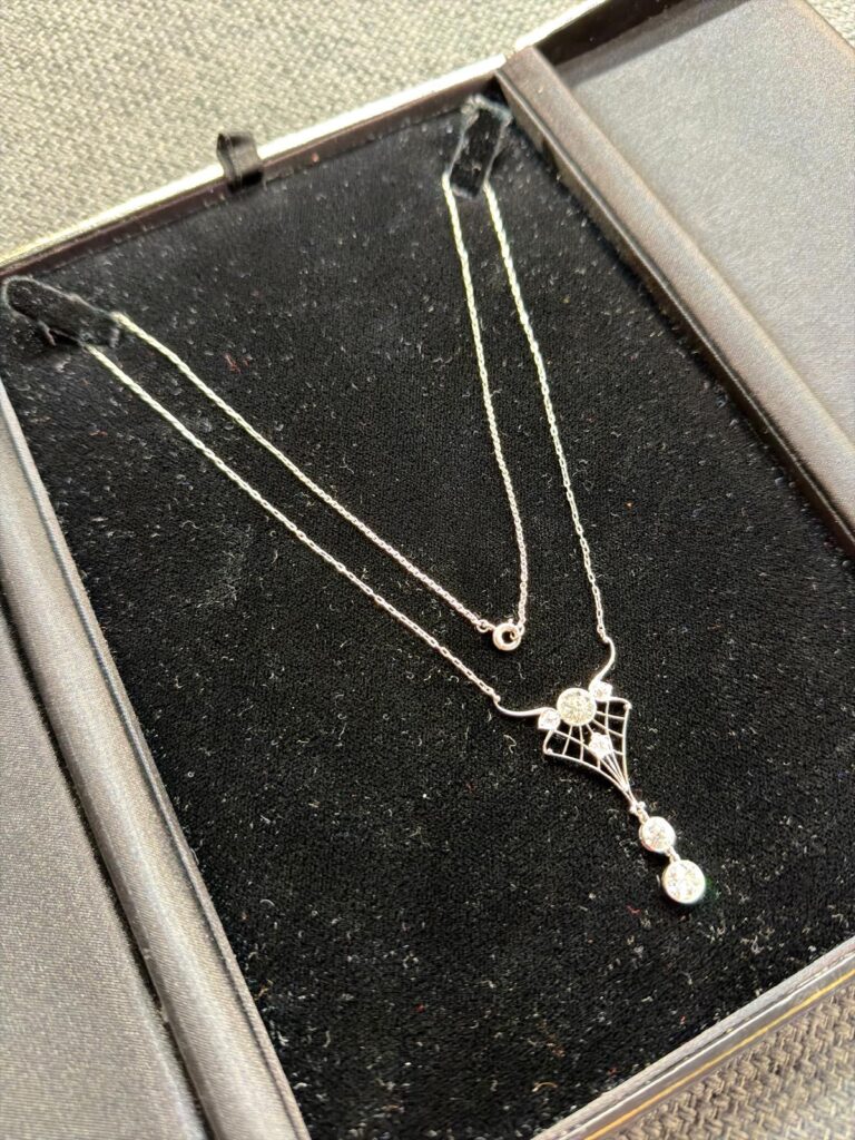 Lavallière Collier mit Steinen